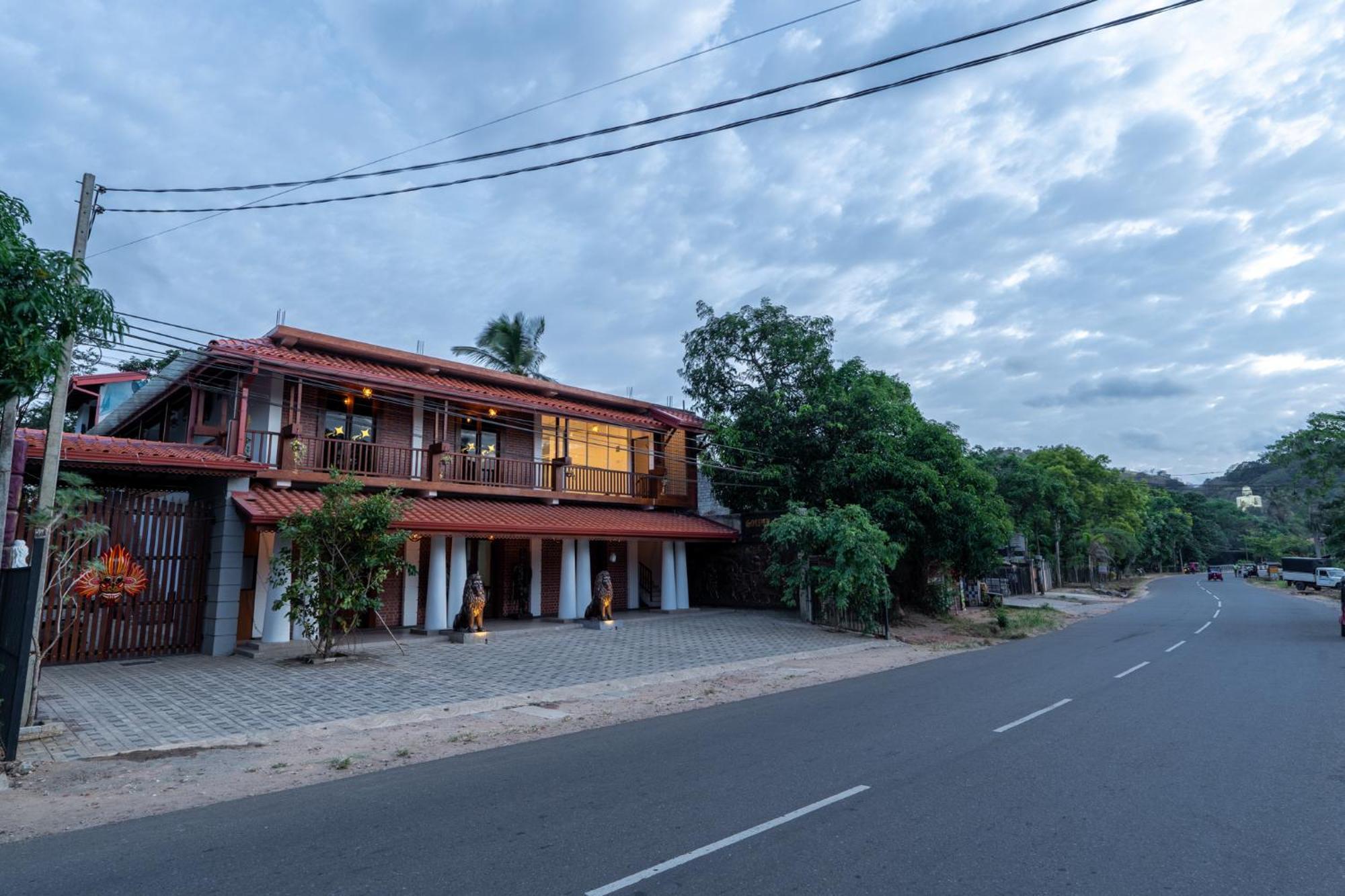 Golden Stars Hotel Dambulla Exterior photo